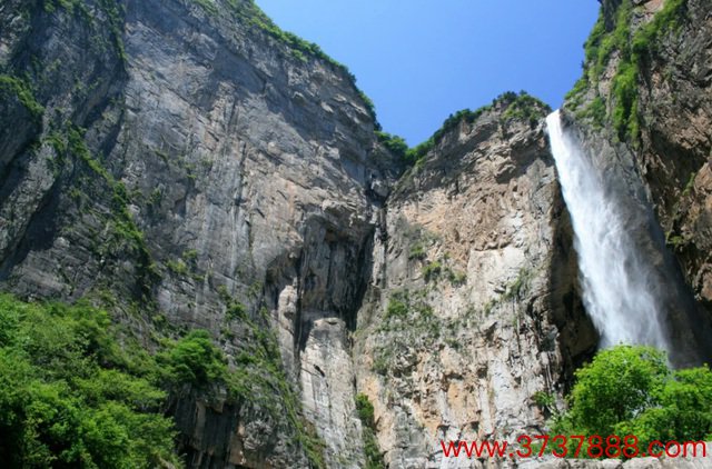 Ngọn thác nổi tiếng ở Trung Quốc bị phát hiện nước chảy ra từ đường ống- Ảnh 1.